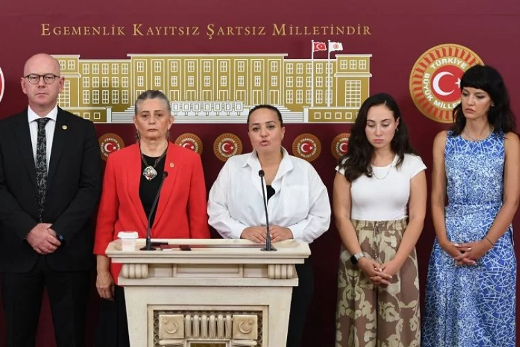 CHP'li Suiçmez baroların hayvan hakları merkez üyeleriyle seslendi