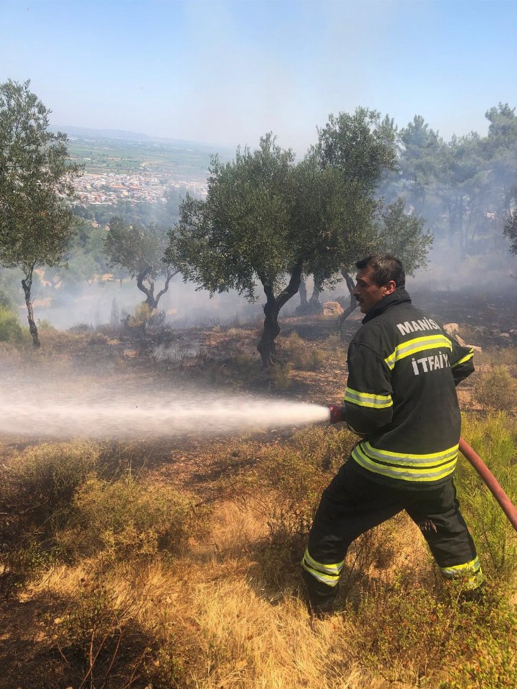 Manisa'da korkutan yangınlara Büyükşehir'den anında müdahale