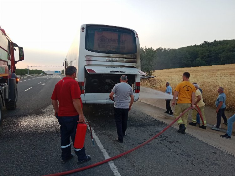 Öğrencileri taşıyan otobüsün motorunda çıkan yangın korkuttu