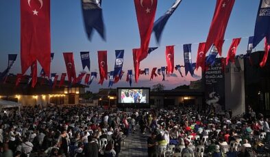 Üsküdar Belediyesi ev sahipliğinde açık alanlarda yapılan geleneksel sinema günlerinin ilki “Neşeli Günler” film gösterimiyle başladı