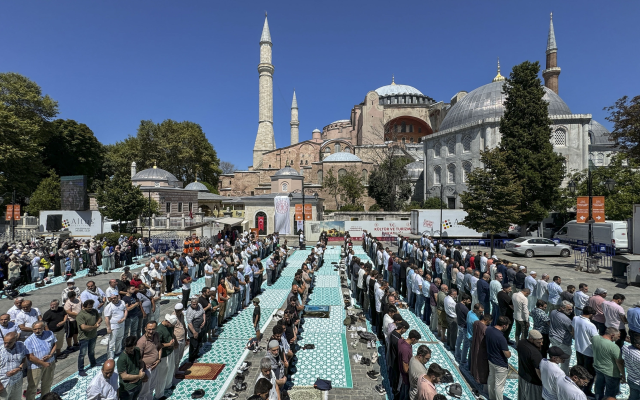 Ayasofya'nın minberine kılıçla çıkan Erbaş, İsrail'e meydan okudu: Zalimler mutlaka yenileceklerdir