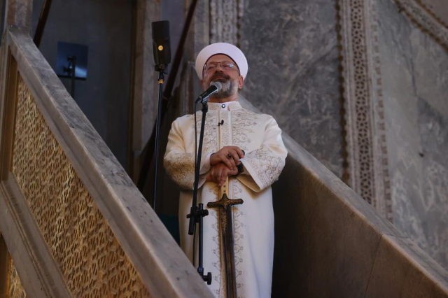 Ayasofya'nın minberine kılıçla çıkan Erbaş, İsrail'e meydan okudu: Zalimler mutlaka yenileceklerdir