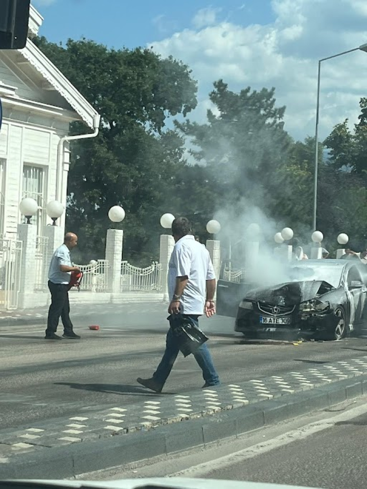 Bursa'da hareket halindeki araç alev aldı