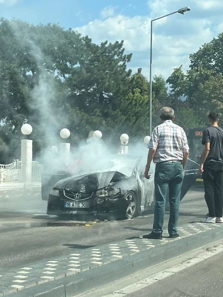 Bursa'da hareket halindeki araç alev aldı