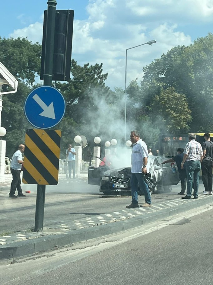 Bursa'da hareket halindeki araç alev aldı