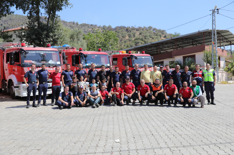 İstanbul Büyükşehir ekipleri İzmir'de aktif görevde