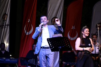 Konserde "Yalandan gülme" göndermesi