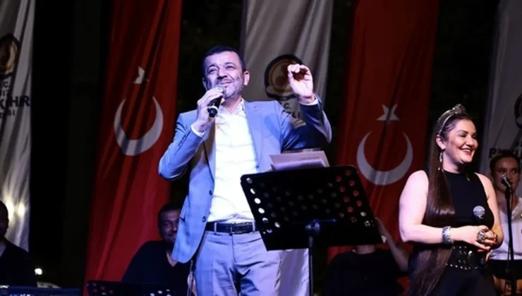 Konserde “Yalandan gülme” göndermesi