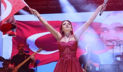 Melek Mosso, Kütahya’da 70.000 kişiyi Cumhuriyet Meydanı’nda buluşturdu!