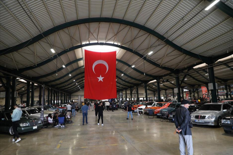 Mercedes tutkunları İnegöl’de bir araya geldi