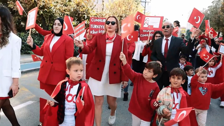 Bursa’da miniklerden Cumhuriyet yürüyüşü