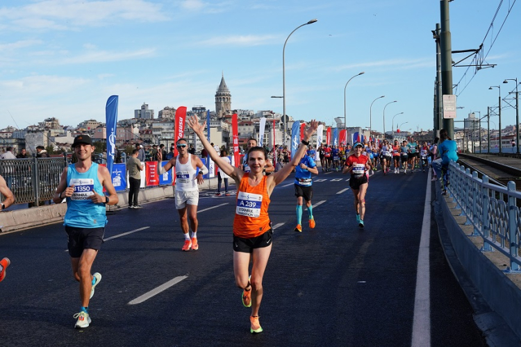 İstanbul'da maratonda koşup, giysi kumbarasına destek olacaklar