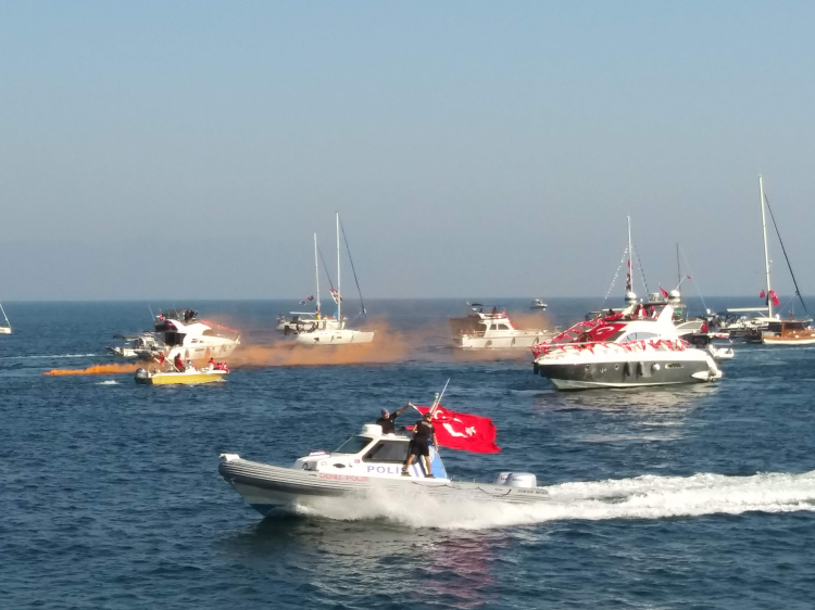 Bursa Mudanya'da Cumhuriyet sevdası denize taştı