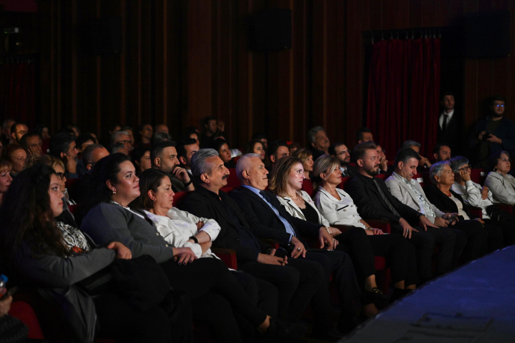 "Süleyman ve Öbürsüler" tiyotro oyununun prömiyeri Bursa'da gerçekleşti