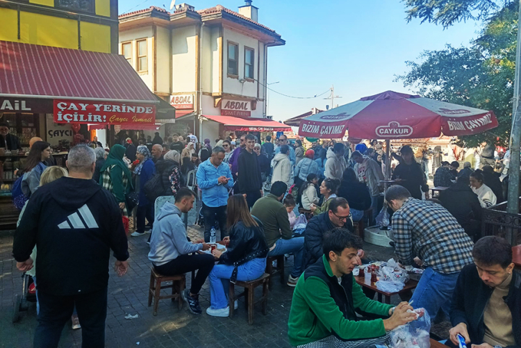 Bursa’da tahinli pide kuyruğu! Yemek için dakikalarca bekliyorlar