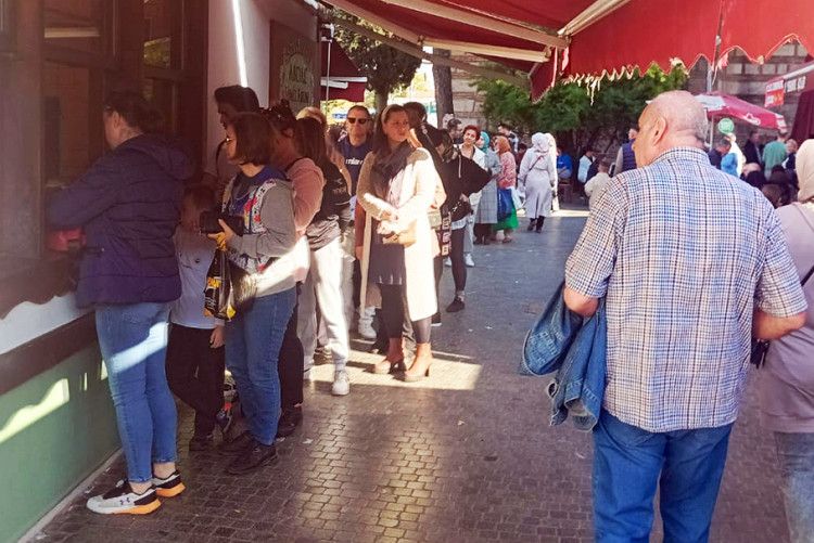 Bursa’da tahinli pide kuyruğu! Yemek için dakikalarca bekliyorlar