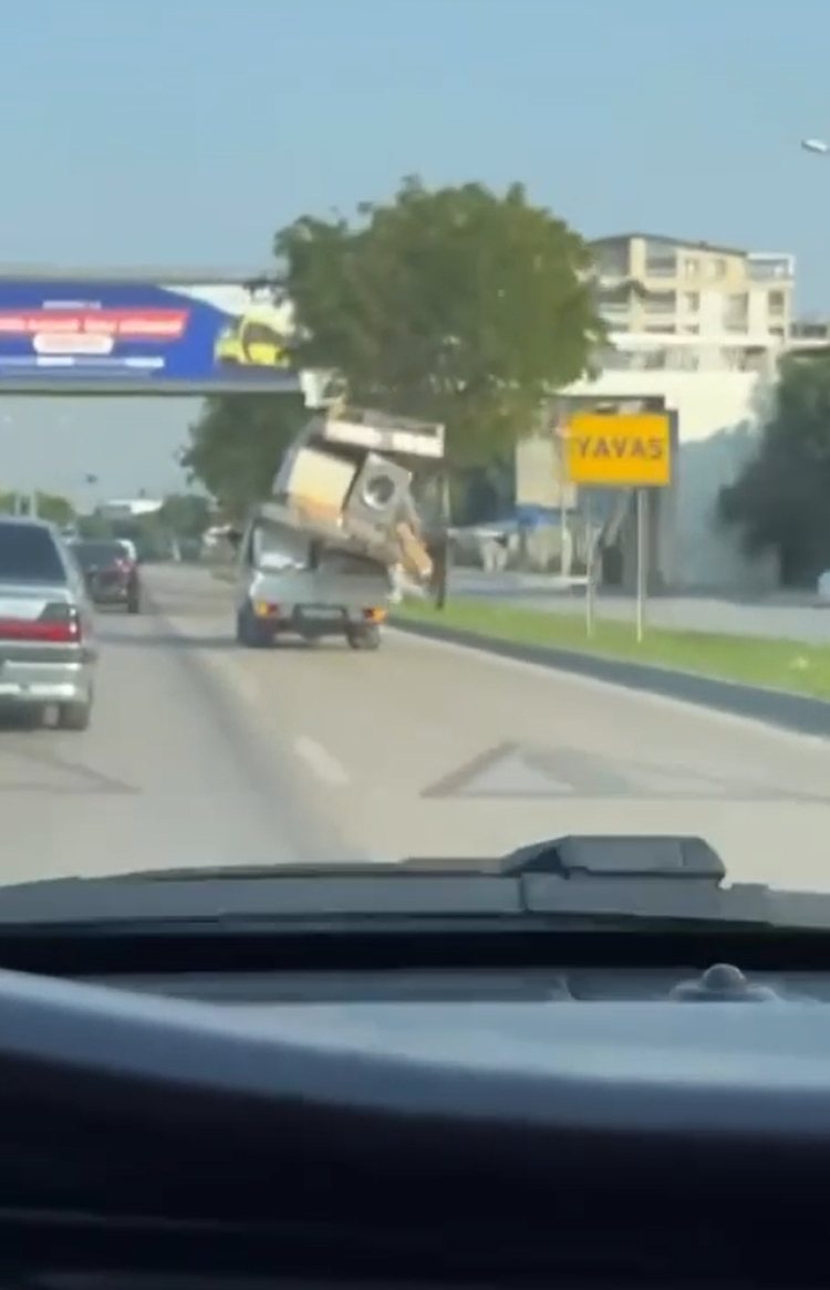 Bursa’da tehlikeli taşımacılık! Kilometrelerce trafikte seyretti