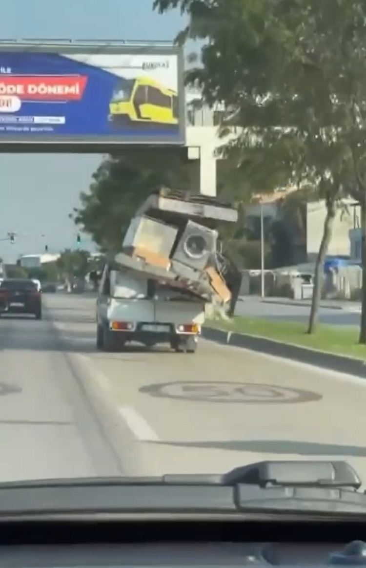 Bursa’da tehlikeli taşımacılık! Kilometrelerce trafikte seyretti