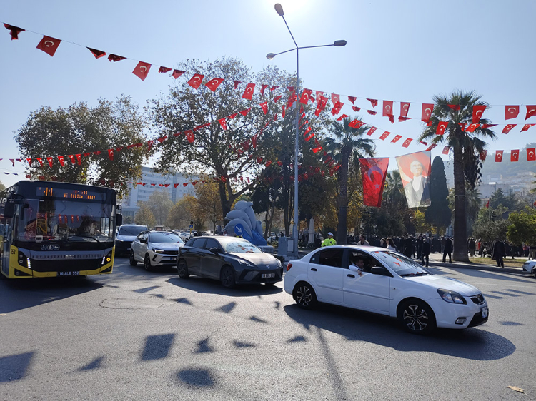 Cumhuriyet coşkusunu Mudanya'da trafik yoğunluğu oluşturdu