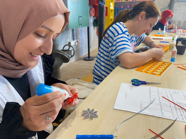 Quilling kâğıtlarını sanata dönüştürdüler