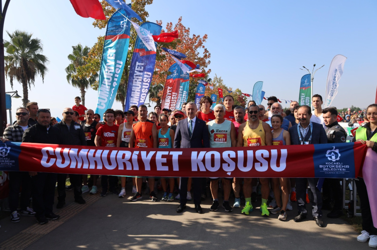 Kocaeli’de binler ‘Cumhuriyet’ aşkına koştu