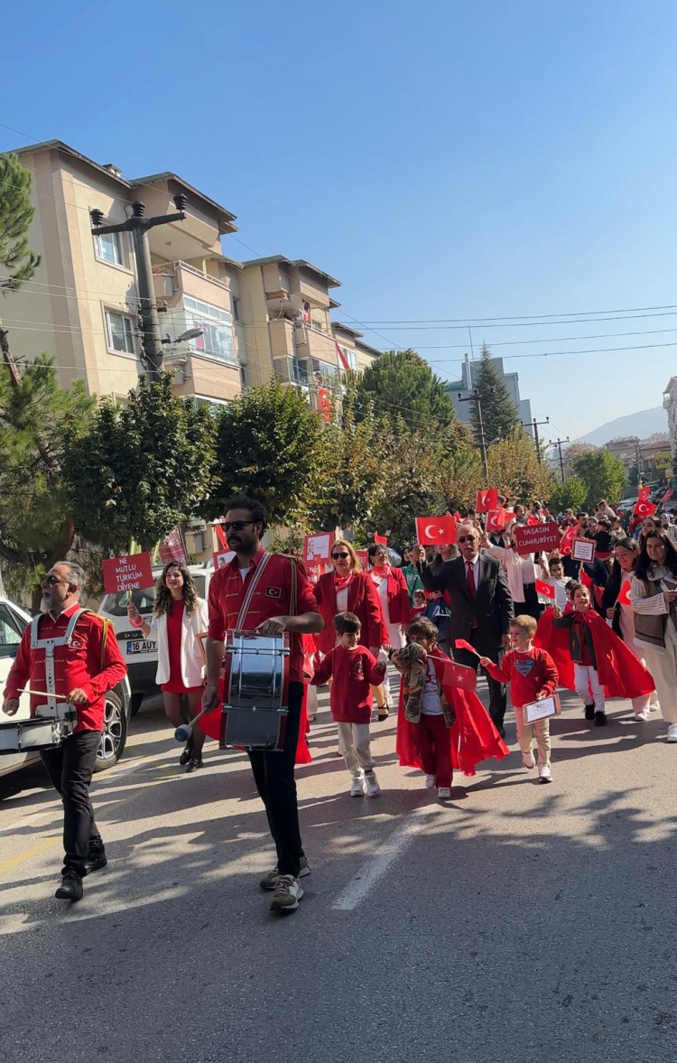 Bursa’da miniklerden Cumhuriyet yürüyüşü