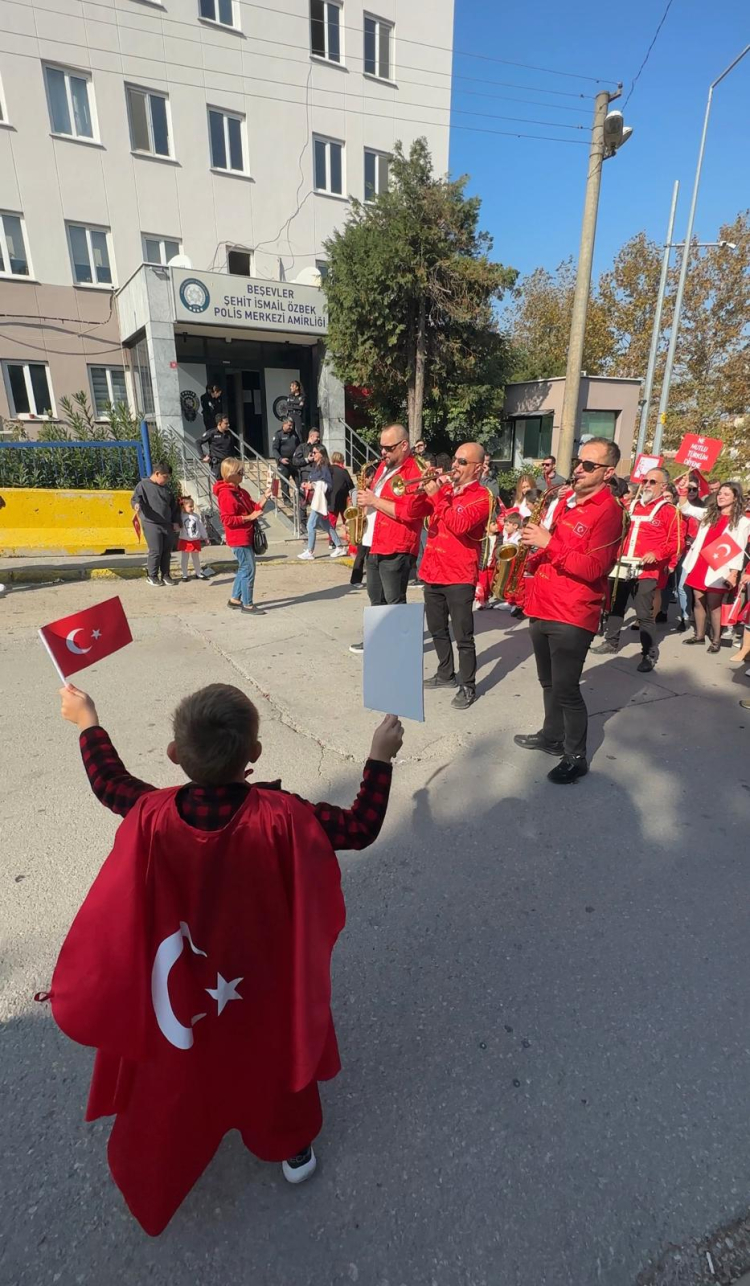 Bursa’da miniklerden Cumhuriyet yürüyüşü