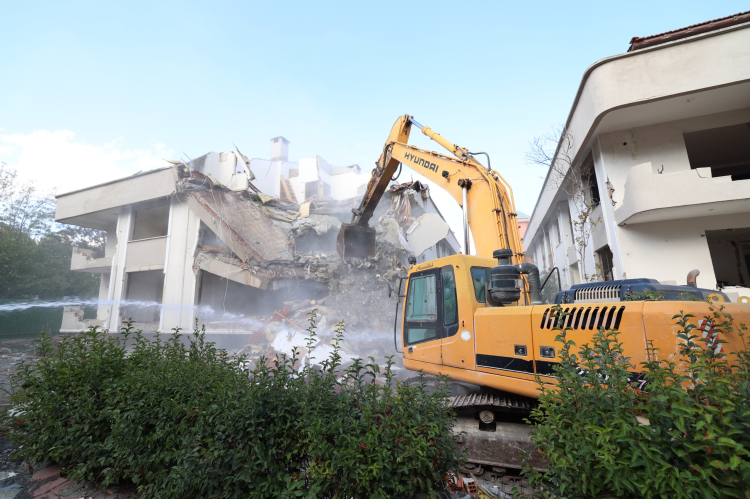 Bakırköy'de riskli binalar güvenli hale geliyor... 5 binada yıkım başladı