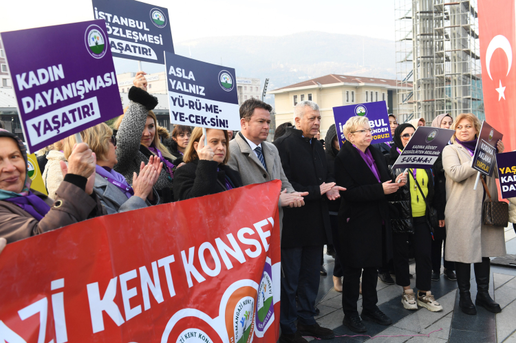 Bursa'da düdükler kadına şiddetin durması için çaldı