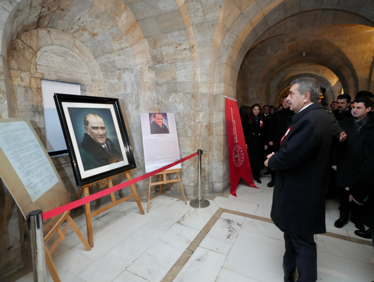 Bakan Tekin 81 ilin öğretmenleri ile Ata'nın huzurunda