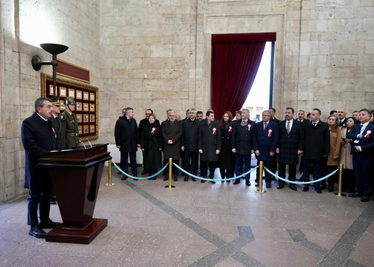 Bakan Tekin 81 ilin öğretmenleri ile Ata'nın huzurunda