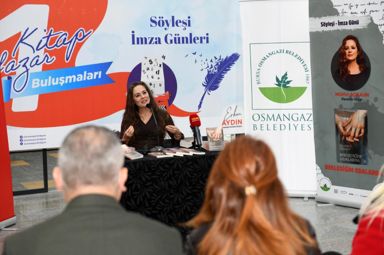 Bursa Osmangazi'de Nilüfer Açıkalın edebiyatseverlerle buluştu