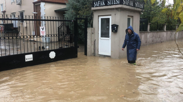 Manisa'da fırtına ve yağış ekipleri seferber etti