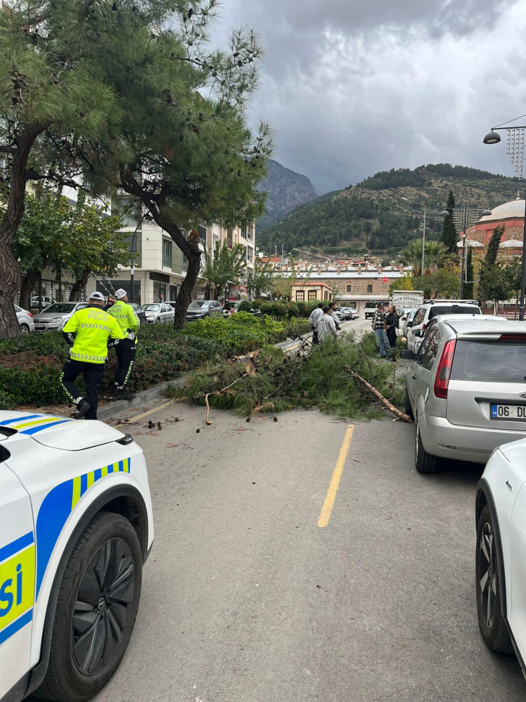 Manisa'da fırtına ve yağış ekipleri seferber etti