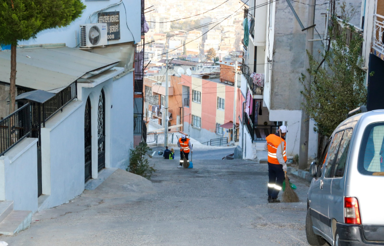 İzmir Karabağlar’da temizlik seferberliği