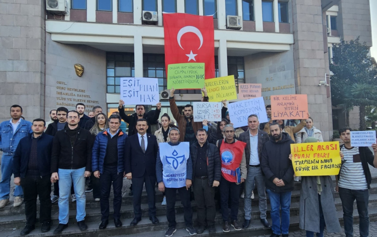 Bursa'da mülakat mağduru öğretmenlerden Milli Eğitim önünde eylem