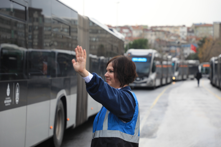 İETT'de ilk kadın metrobüs denetim amiri iş başında