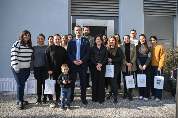 İzmir Bornova'da Başkan Eşki'den personele yeni yıl hediyesi