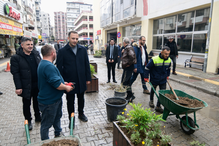 İzmir Bornova'da pazaryerine trafik düzenlemesi