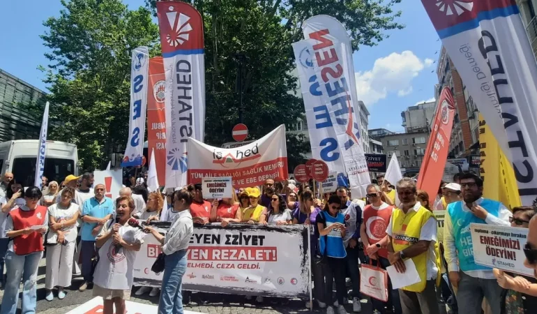 Aile Hekimleri İstanbul’da eylemde… Eziyet Yönetmeliği geri çekilsin!
