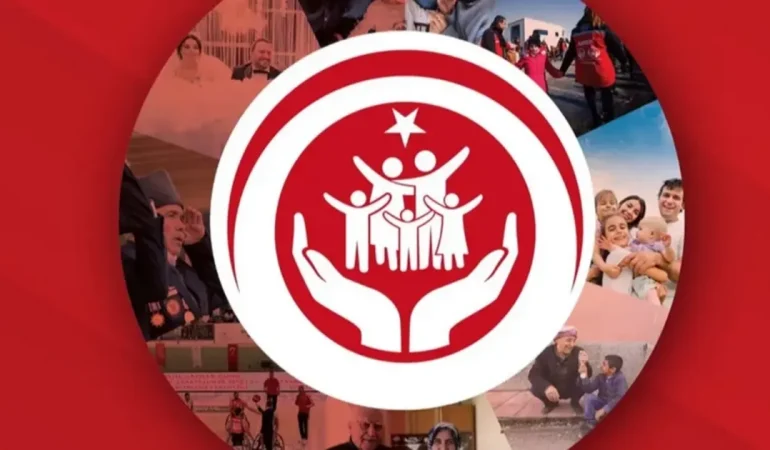 Bakanlıktan örnek yaklaşım… Panoya zarar veren gençlerle sağduyulu çözüm