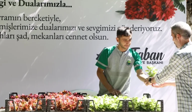 Bursa İnegöl Belediyesi mezarlıklarda 9 bin çiçek dağıttı