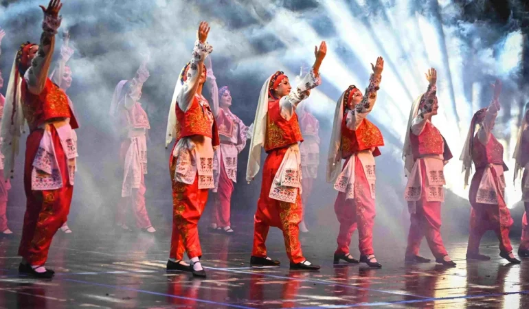 Bursa Maarif Halk Dansları’ndan ‘Göçün Kadınları’ gösterisi