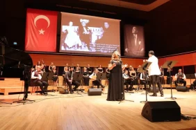 cumhuriyetin-divasi-muzeyyen-senar-konserle-anildi-LTSdj42b.webp