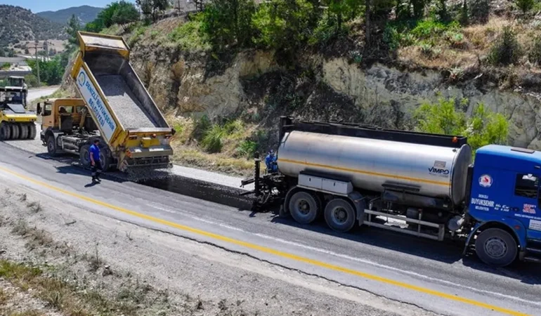 Denizli Büyükşehir’in asfalt mesaisi başladı