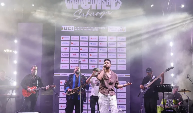 Dünya sahnesi İlyas Yalçıntaş konseri ve sahne şovlarıyla şölene dönüştü