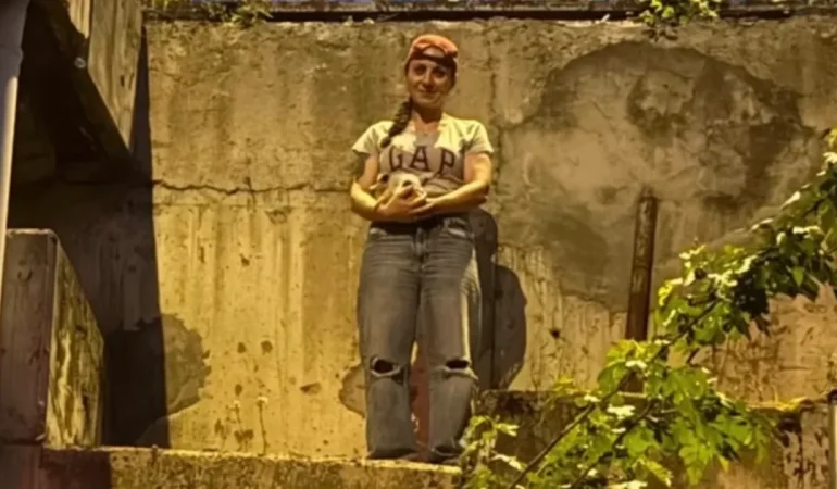 Düzce’de duyarlılık… Canını hiçe sayıp, mahsur kalan yavru kediyi kurtardı!