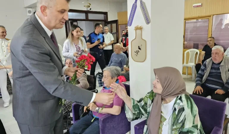 Gölcük protokolünden huzurevi sakinlerine sürpriz ziyaret