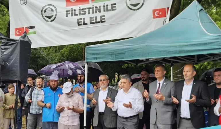 Gölcük’te yağmura rağmen Filistin için tek yürek oldular