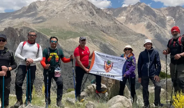 İnegöl Belediyesporlu dağcılar 24 saatte 2 zirve yaptı